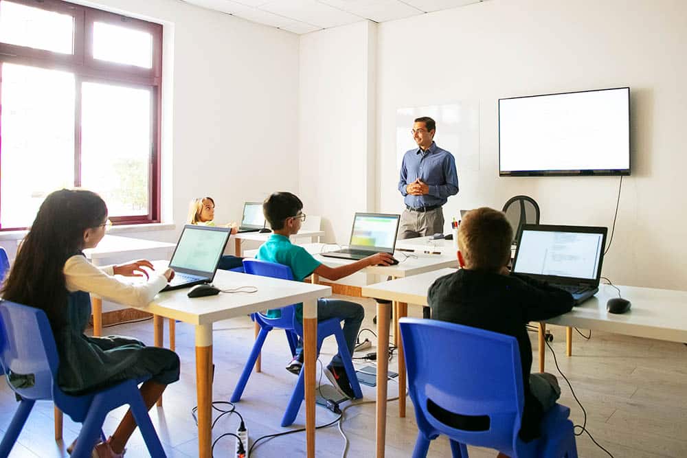 Revolutionizing Education: How ICT is Bridging the Gap between Learning and Technology